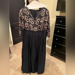 Women’s Jessica Howard formal gown. Size 16 W navy and copper lace.
